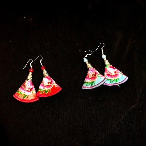 Set of two embroidered earrings - Picture 3 of 3